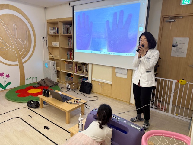 연수구는 감염병에 취약한 학생들의 감염병 예방 역량 강화를 위해 오는 6월부터 2개월간 관내 지역아동센터를 대상으로 찾아가는 감염예방 연수교실을 진행한다.